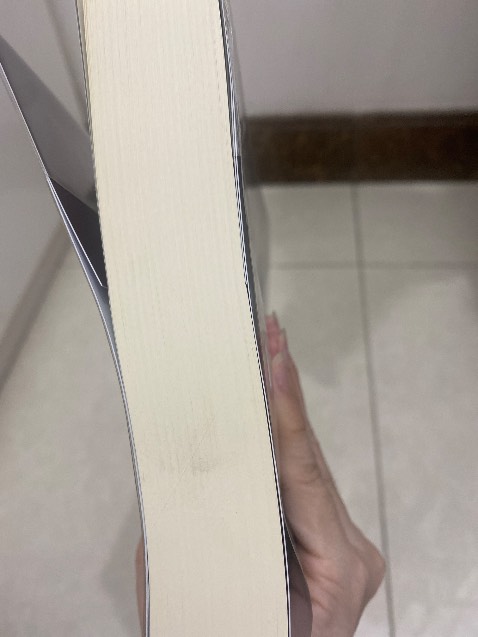 Sách dc bọc rất đẹp, mua sale còn có quà tặng, sách hơi bẩn chút mà vậy cung dc rồi