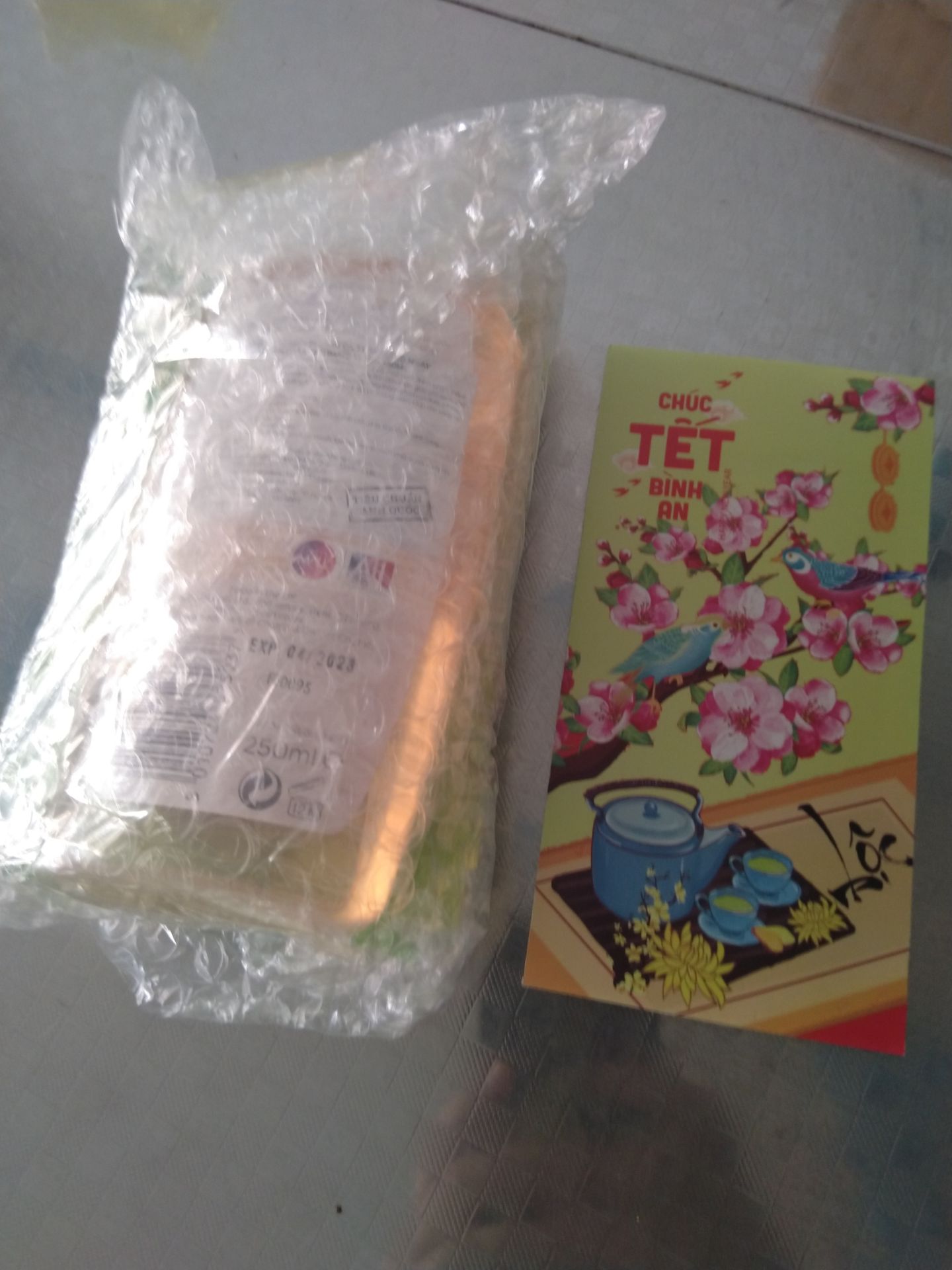 Đóng gói kín đáo, cẩn thận. Có tặng kèm bao lì xì 10k và 4 cái mặt nạ. Chưa sử dụng nên chưa đánh giá chất lượng được.