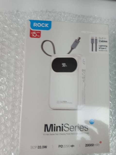 Dung lượng lớn, thiết kế đẹp, nhỏ nhưng điểm trừ với mình là pin vẫn còn khá dày và nặng. :(. Nhẹ hơn thì 100 điểm rồi. Điểm cộng là sạc được nhiều lần. Thử với oppo f11 pro pin 5000, sạc được khoảng 3 lần