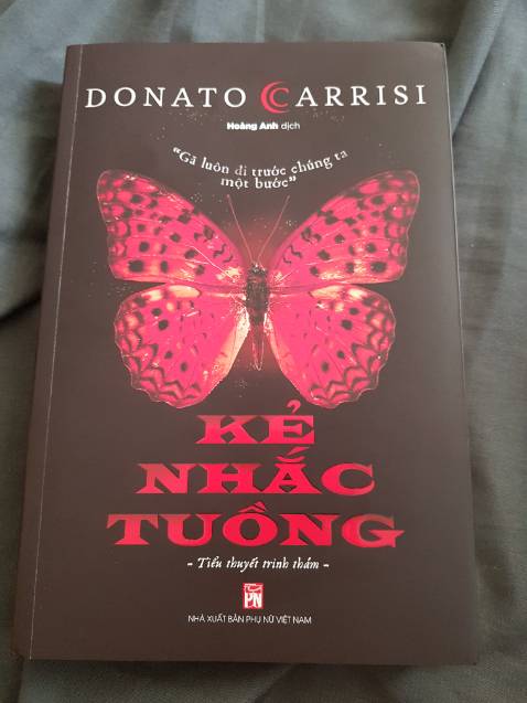 Hấp dẫn từ đầu đến cuối. Mạch truyện nhanh, dồn dập, thông tin hết sức rõ ràng nhưng không thể đoán trước diễn biến tiếp theo và kết cục của câu truyện.
Chất lượng giấy và in ấn đều rất tốt. Cuốn truyện hơn 500 trang nhưng cầm hết sức nhẹ nhàng và mềm mại. 
Đánh giá: 9,5/10