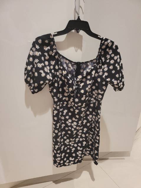 Mẫu váy hoa này rất là xinh. Vải mịn và mát nhưng không bị mỏng. Họa tiết xinh xắn trẻ trung. Kiểu dáng váy và màu sắc đẹp. Mặc vừa vặn tôn dáng người.