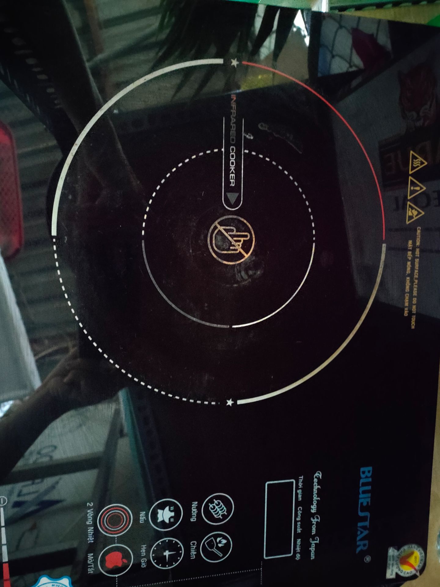 Mặt kính bếp xài bị trầy . lau ko sáng lại . Trong khi lúc trước mình mua bếp Bluestar xài cũng cả chục năm mà khi dơ chỉ cần lau là mặt kính bóng trở lại Mặt kính bếp xài bị trầy . lau ko sáng lại . Trong khi lúc trước mình mua bếp Bluestar xài cũng cả chục năm mà khi dơ chỉ cần lau là mặt kính bóng trở lại