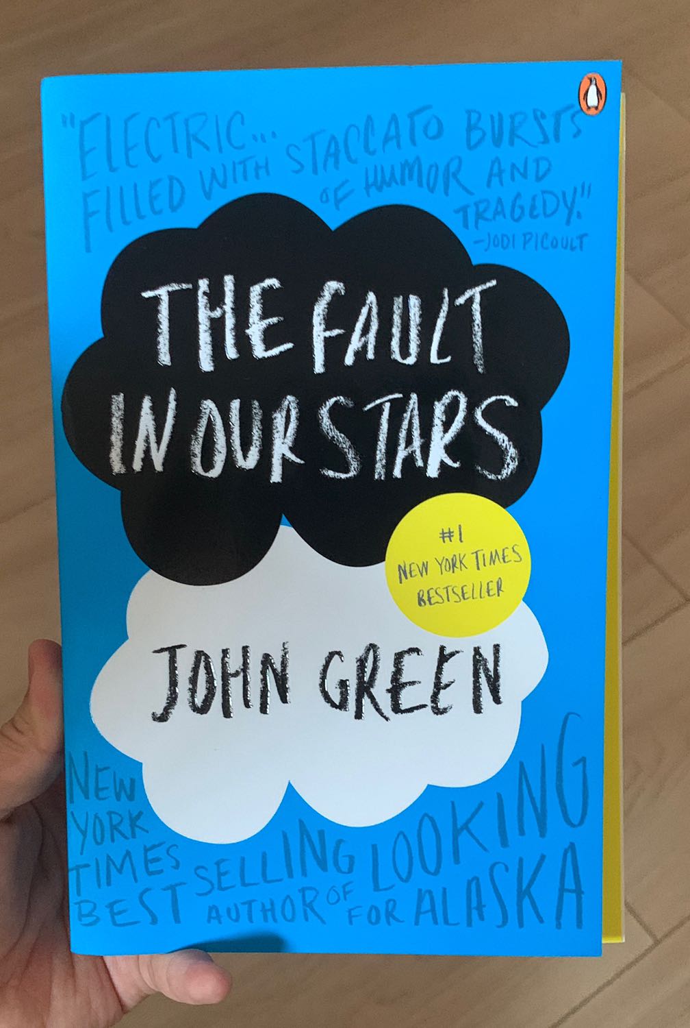 -Vì dịch, không có shipper nên đơn hàng của mình bị giao trễ hơn một tuần so với dự kiến.
-Lúc giao tới sách được Fahasa đóng gói chắc chắn, bao nilon bên ngoài sách, có miếng xốp mỏng chống va đập.
-Bìa sách mềm, đẹp, mở ra sẽ k bị tạo nếp ở gáy sách.
-Có hoá đơn đầy đủ chi tiết!