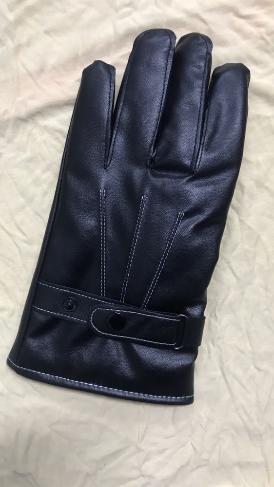 Găng tay da ấm áp. Mua về đúng đợt rét đầu mùa dùng thích ghê. Đi mưa khá ổn không sao cả. Lớp lông bên trong làm găng tay mềm mại dễ chịu. Da co giãn tốt đeo cũng rất thoải mái nữa ý. Sản phẩm tốt đánh giá 5 sao. Cảm ơn shop và tiki