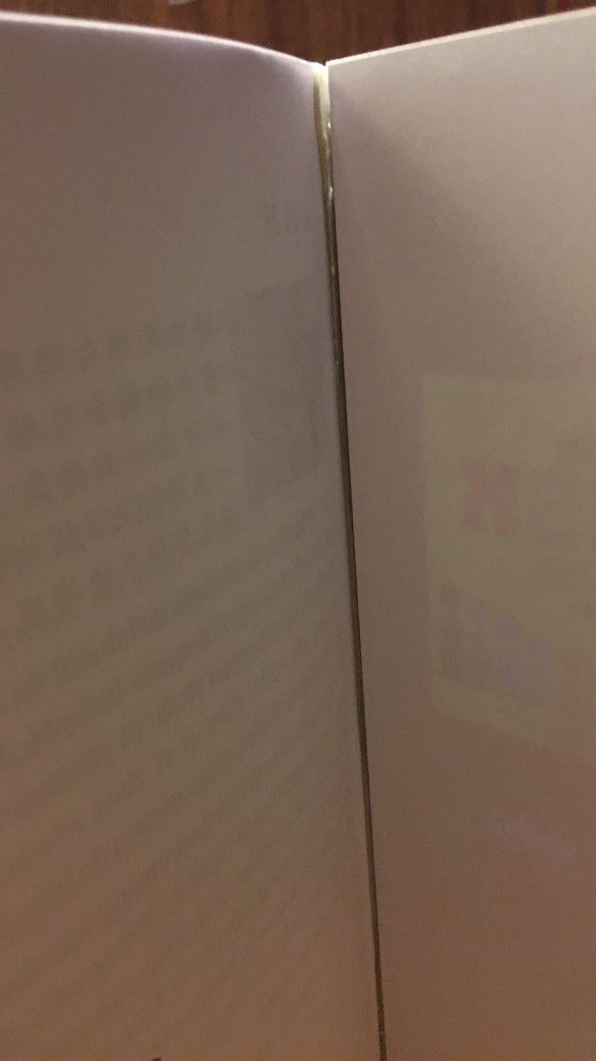 Giấy in tương đối rõ chữ, tuy nhiên phần bìa cũ và nát, giấy bị dính rất nhiều, nếu tách ko cẩn thận thì còn làm rách cả trang giấy vì giấy tương đối mỏng. Ncl rất thất vọng khi nhận đc sách