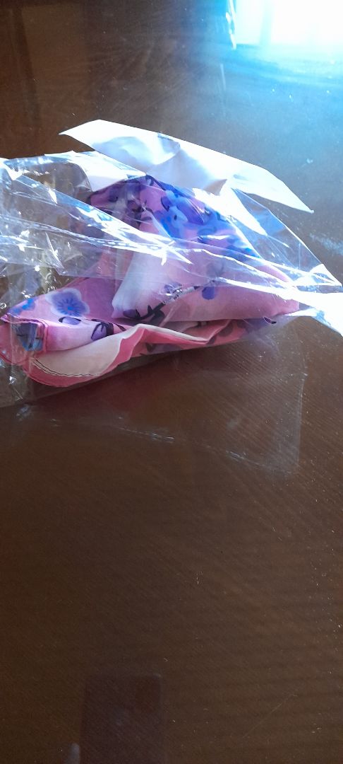 khăn quá mỏng, đề nghị cho trả hàng. shiper thì năm nỉ đừng kiểm tra hàng