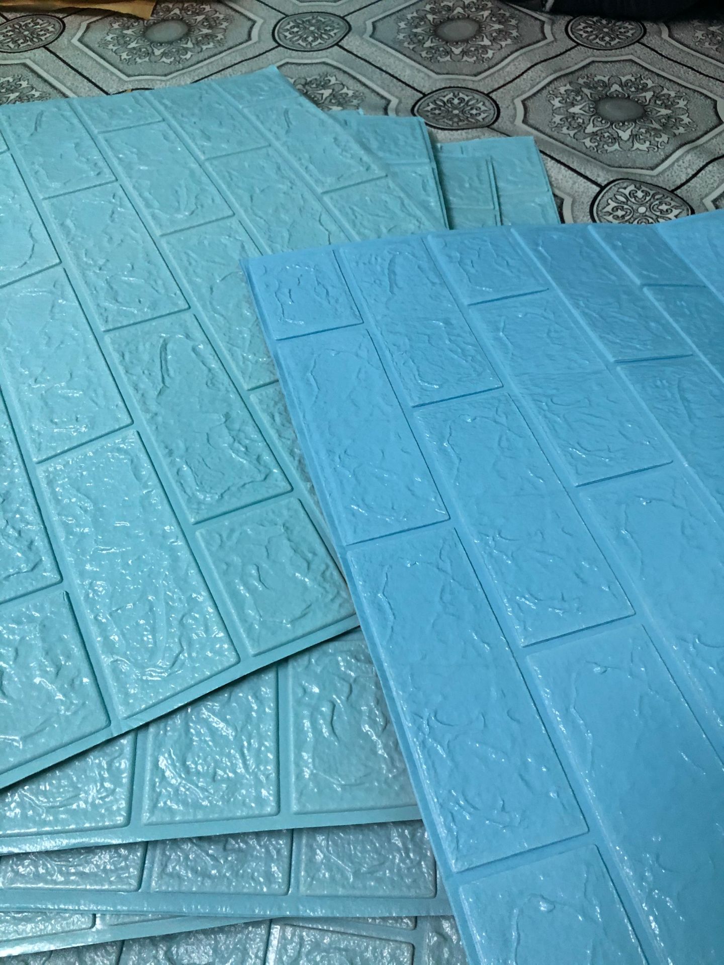 em đặt 40 miếng dán tường màu xanh đậm, mà giao em 2 màu xanh đậm và nhạt, trong đó 30 miếng nhạt và 10 miếng đậm, e dán 10 miếng đậm rồi, giờ em đổi lại 30 miếng nhạt thành đậm đc k ạ?