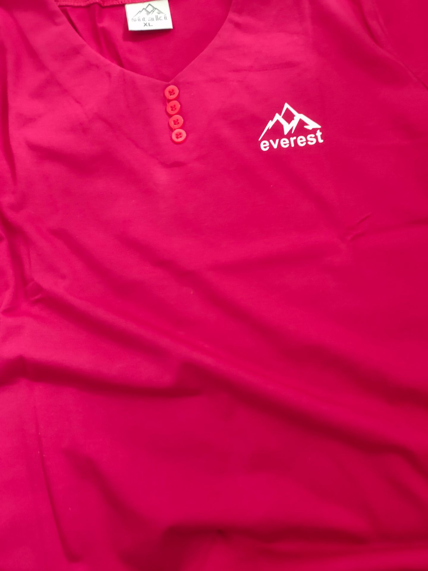 vải áo khá đẹp và chắc chắn, phom chuẩn nhưng giặt bị bay màu hơi nhiều. nhìn chung thì sản phẩm ok