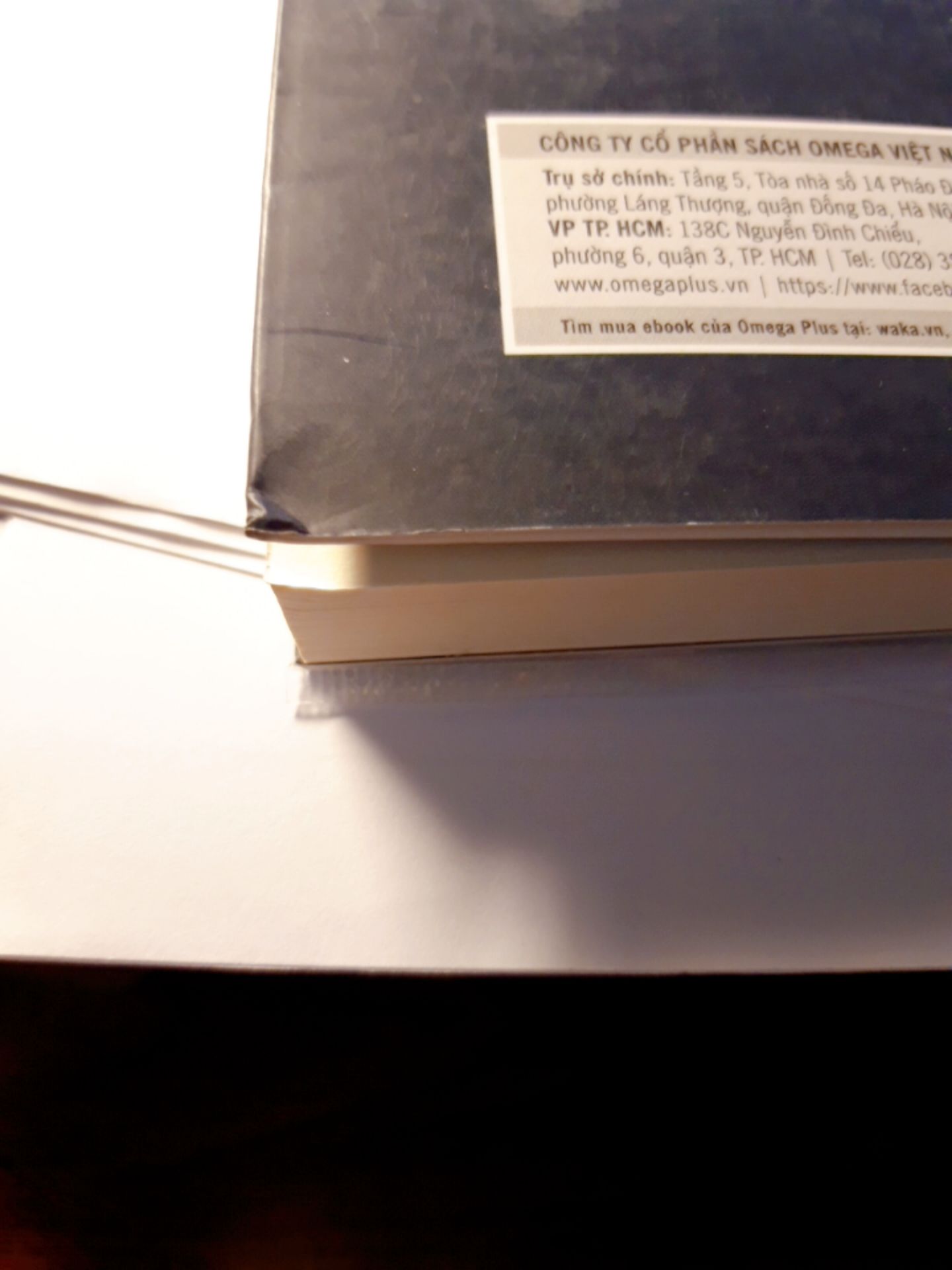 Bìa nhìn hơi cũ, mép sách bị cong, bookmark bị gập, nhìn khó chịu lắm. Mong Tiki giữ sách cẩn thận hơn.