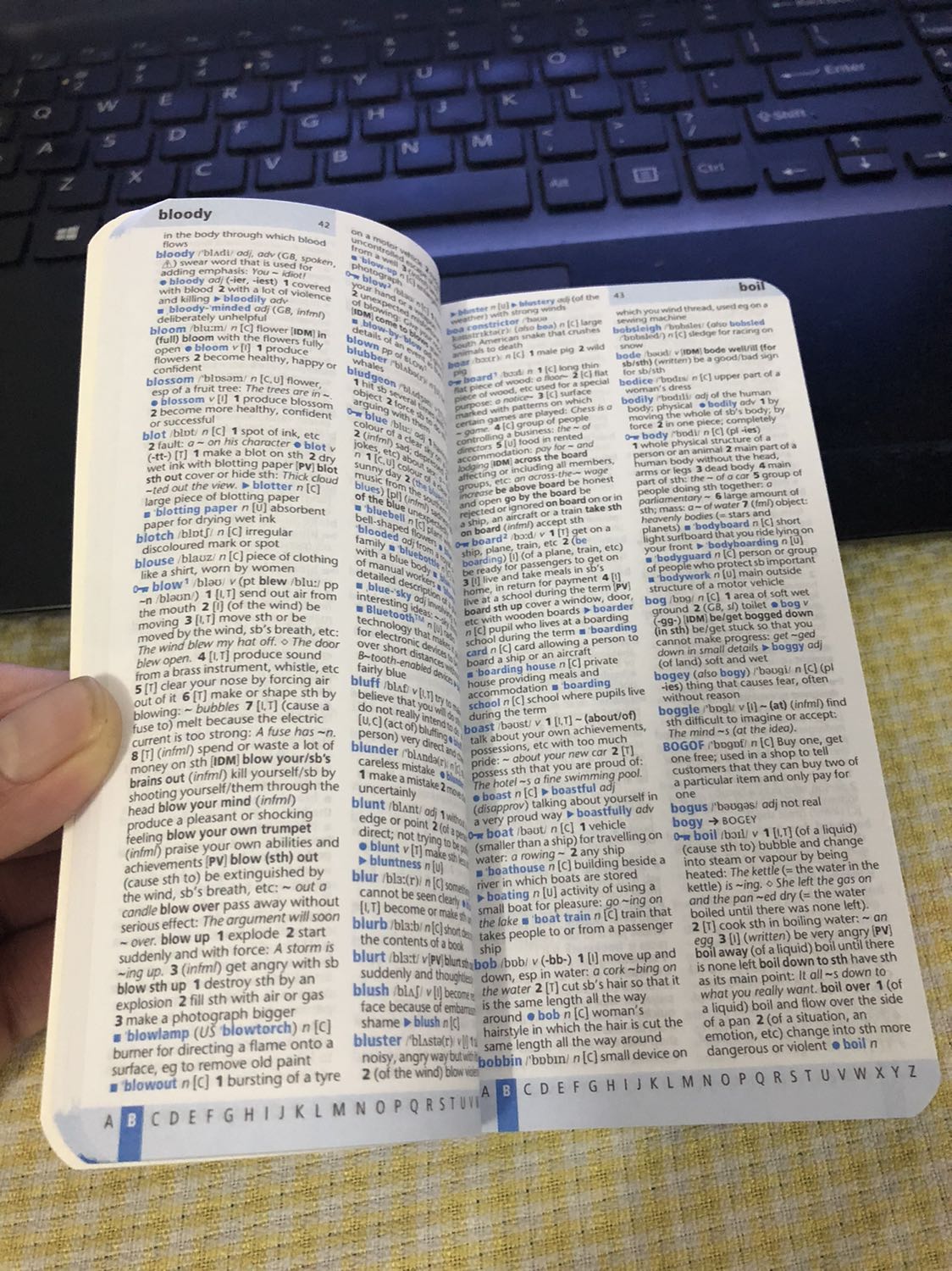 Mình là học trò của cô Hiếu Ngô Uspeak(TYV 35-nhóm 8) được Cô review mình tìm đến cuốn này , thấy. quả là điều sáng suốt. Cuốn từ điển vừa bằng cái điện thoại. Sách nhỏ gọn. Quá tuyệt vời. Phù hợp cho bạn nào đang theo học phát âm (bảng IPA)
Các bạn xem kĩ ảnh để quyết định mua nhé. Giao siêu nhanh. Cảm ơn Fahasa