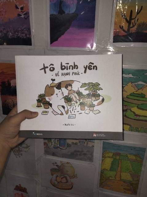 Giao hàng siêu nhanh luôn khoảng chừng 1-2 ngày đã có hàng và nhanh hơn dự kiến giao 1 ngày . Sách đẹp, 1 điều đánh giá rất cao về sách là chất liệu giấy rất giày , giày hơn giấy bình thường phù hợp để chấm hoạ màu sắc lên không bị thủng hoặc rách giấy . Chi tiết và nét vẽ đơn giản nhưng lại mang lại cảm giác yên bình. thoải mái . Tranh của idol vẽ đẹp lắm . Rất đáng để trải nghiệm