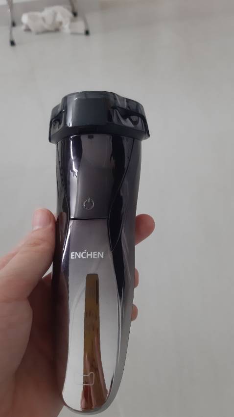 Máy chạy êm, cạo sạch nhanh, rất chất lượng, và ưng ý, dễ cầm chắc tay, mới mua nên mình cũng k biết pin sử dụng được không, đóng gói kỹ, giao hàng nhanh, cảm ơn shop...