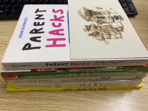 Quyển này hơi bụi nên bìa sách trông khá lem nhem, mà shop tặng mình 1 món quà nhỏ dễ thương nên mình vẫn hài lòng 😂