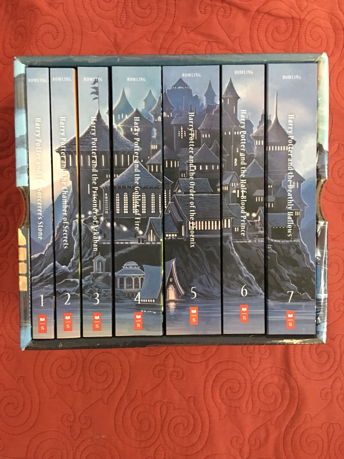 Thiết kế miễn bàn. Chất lượng giấy và mực in tốt. Nội dung thì thích lắm luôn vì mình vốn là fan của bé Hary, lại được đọc nguyên tác nên vô cùng ưng. Ảnh quyển sách mà mình mở ra là tập 5, tập dày nhất, dán rất chắc, gáy khi mở ra koh hề bị gãy, nhăn, giữ dáng rất đẹp. Cầm quyển truyện đọc trên tay, woaaa, cảm giác cực kì cực kì cực kì thích. Mình rất thích chạm vào dòng chữ Harry Potter ở bìa truyện, in nổi, sờ vào cứ thấy thích thích ý :)))
Mình rất muốn nói là nếu bạn đang lưỡng lữ chọn giữa boxset  bản Việt và bản Anh, hãy chọn bản Anh khi Tiki deal lớn. Mình mua đúng lúc Tiki deal 51% nên càng ưng hơn :))))))))