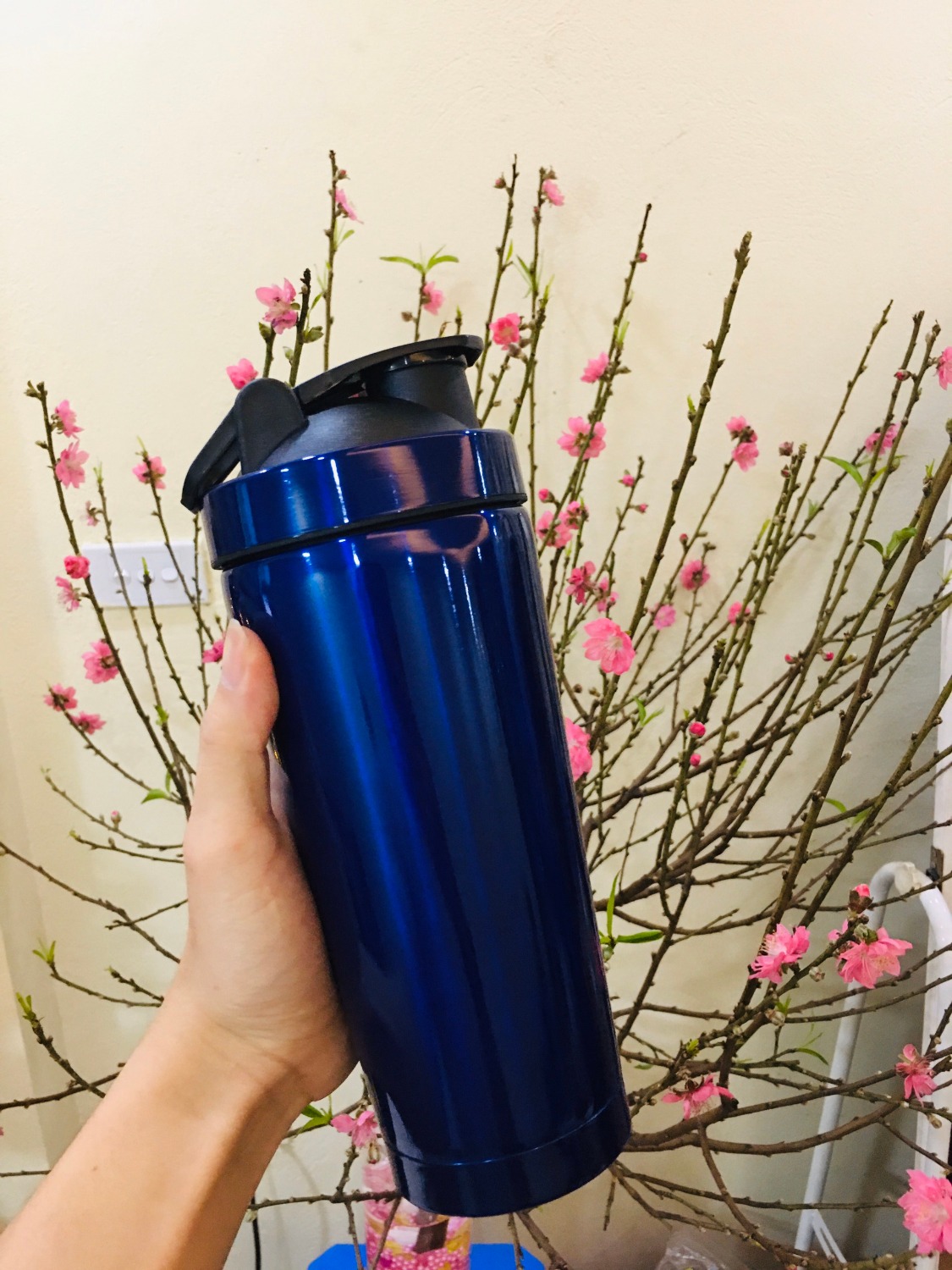 Bình Lắc Pha Chế Shaker Tập Gym Inox Có Giữ Nhiệt Chính Hãng
Bình Lắc thiết kế thể thao rất bắt mắt, dung tích quá ư là đủ cho 1 người tập gym
mà lưu ý các bạn nha, khi mình lắc để nước không bắn thì phải nghiêng bình nhẹ để nước tràn đầy mép nắp của bình, nó choáng đầy lỗ không khí thì khi lắc mạnh thì nước sẽ không bắn, không phải di bình lỗi mà do các bạn chưa biết cách lắc thôi
nếu mà không nghiêng bình 180 độ để nước bít hết lỗ khí mà lắc luôn kiểu gì cũng bị bắn nước đo
shop chu đáo
giao hàng nhanh, người giao hàng thân thiện
chắc chắn sẽ ủng hộ miDoctor nếu có cơ hội ạ