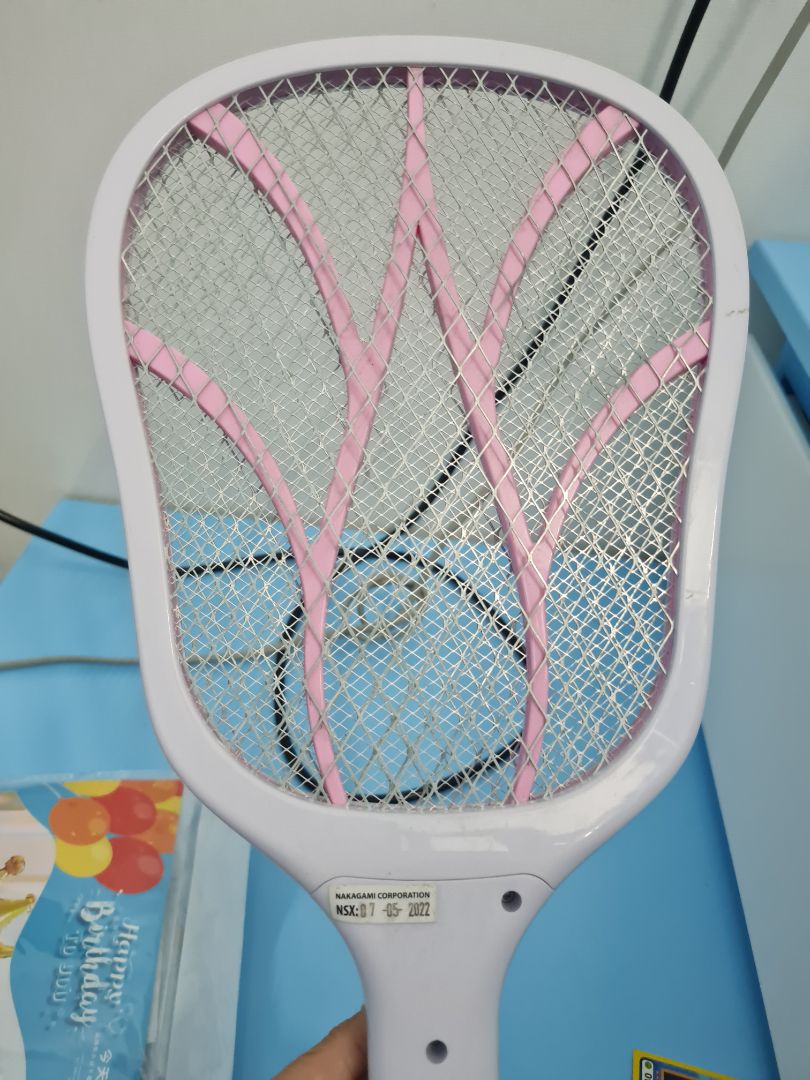 Mua lâu rồi, giờ mới review. Vợt xài rất tốt, thanh nhựa ở giữa dày nên giảm tình trạng lưới 2 mặt chập lại. Sạc bằng dây cắm nên rất an toàn và pin lâu. Đây là cái thứ 2 mình mua rồi, rất ưng 😀