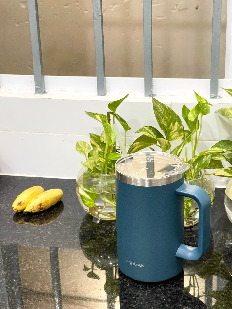 Ca giữ nhiệt quá chất lượng luôn ạ. Thân bình là lớp sơn nhám chống trầy, tay cầm chắc chắn cầm gọn tay. Có 3 màu lận nhưng anh nhà thích màu xanh để couple với má hihi. Giao nhanh khỏi nói rất tiện còn giá tốt nưa chứ 😊😊😊 Nhà mình có nhiều ca với ly cua Lock khác nhau lem dự định là cuối năm đủ collection dùng bao đã