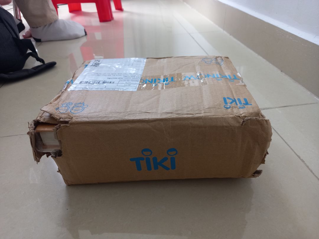thùng sách náy hết trơn, tiki chú ý hơn nha, tks tiki vì đã tiếp thu ý kiến người tiêu dùng và đã có bọc sách lại