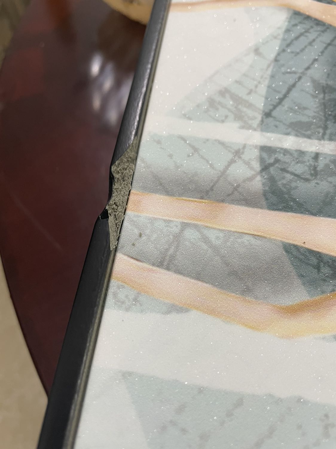 Hàng bị mẻ trong quá trình vận chuyển.

Chất lượng sản phẩm quá TỒI. Gia công kém chất lượng.

400k 3 cái tranh mà tính ra mua mấy cái loại 50k khéo còn bền hơn.

Nói chung đây là phốt đầu tiên sau hàng trăm đơn hàng mua ở Tiki