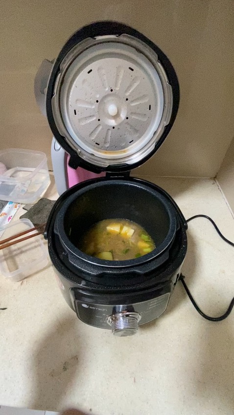 Nấu mềm, nhỏ nhắn xinh xắn dễ thương, dễ nấu, tiện lợi hơn nồi bếp ga nhiều
Trời ơi nhưng k ngờ nồi nhỏ xí, nhà m 2 ng lớn 2 bé nhỏ nấu đầy nồi mới đc 1 bữa, đc 1,5 tô canh
Nồi 2.5L mà bằng cái nồi cơm 1L thui à