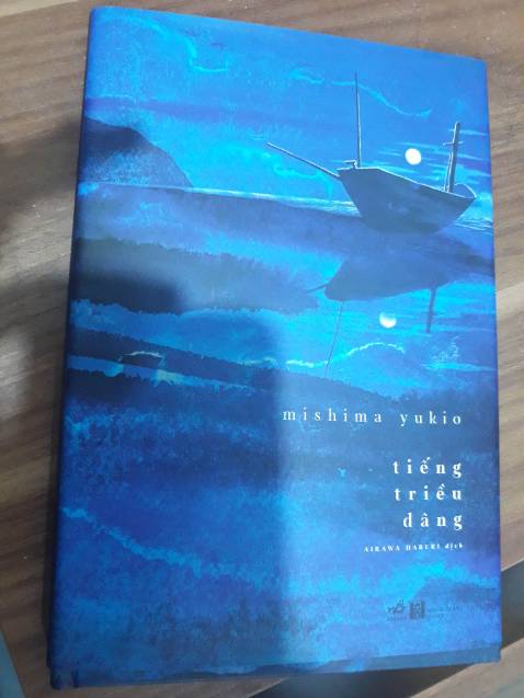 Về vận chuyển:Gói hàng ổn, sách không bị sao hết.
Về nội dung: CẢNH BÁO SPOIL








Lúc đầu chỉ đọc mỗi phần mô tả phần sau sách, mình nghĩ đây là một câu chuyện nói hoàn toàn về tình yêu. Nhưng hóa ra không chỉ là như vậy. Nó nói về biển, về tình yêu biển của nam chính cũng như người dân đảo, nói về niềm hăng say lao động. Biển trong câu chuyện vừa đẹp, vừa đáng sợ. Đáng sợ nhất khi nam chính phải bơi khi trời bão để lấy cái phao cứu sinh. Mình thích nhất mấy cái cảnh tả mẹ nhân vật chính và các cô lặn biển. Các cô khi lặn biển khác hẳn với hình tượng người phụ nữ dịu dàng chuyên tâm bếp núc bình thường. Nó mạnh mẽ và ngông cuồng, hoàn toàn không hề sợ hãi trước biển sâu.