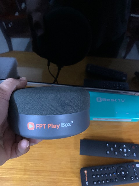 Với giá cả 3tr thì không có nhiều để phàn nàn. Màn hình tuy dày 90cm nhưng bù lại nhẹ. Viền mỏng 4K@60. Dễ lắp ráp chân. Dành cho những kệ tủ kiểu cũ có diện tích 100 x 70 cm. 
👉 nên mua FPT Play Box S để hoàn hoàn hảo hơn 1.65tr