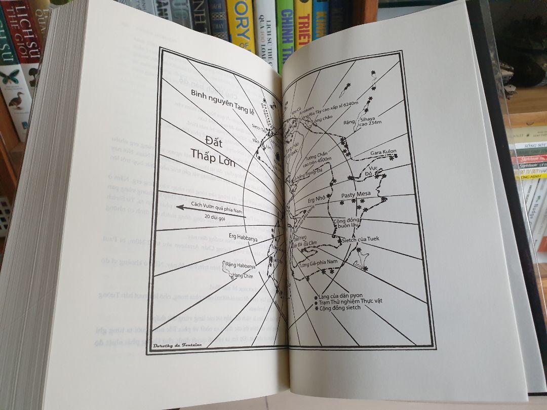 Sách in tốt. Bìa đẹp. Tuy là bìa mềm mà khổ sách khá to, cao tương đương mấy cuốn bìa cứng của Đông A (26cm), khi xếp vào kệ cùng các cuốn khác của Nhã Nam hơi xộc xệch.
Vẫn đang đọc dở dang nhưng thấy tác giả xây dựng một thế giới rất hấp dẫn, sống động. Nội dung và tình tiết cũng ổn.
