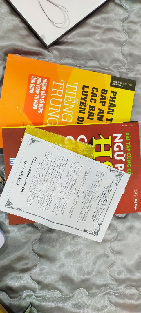 sách được bọc kỹ, màu chũ dễ chịu, rõ ràng kèm CD.
những dòng note của shoo rất dễ thương và chi tiết, tận tình.
cảm ơn shop đã gửi hàng tận tâm như vậy đế mình nhé.
yêu shop