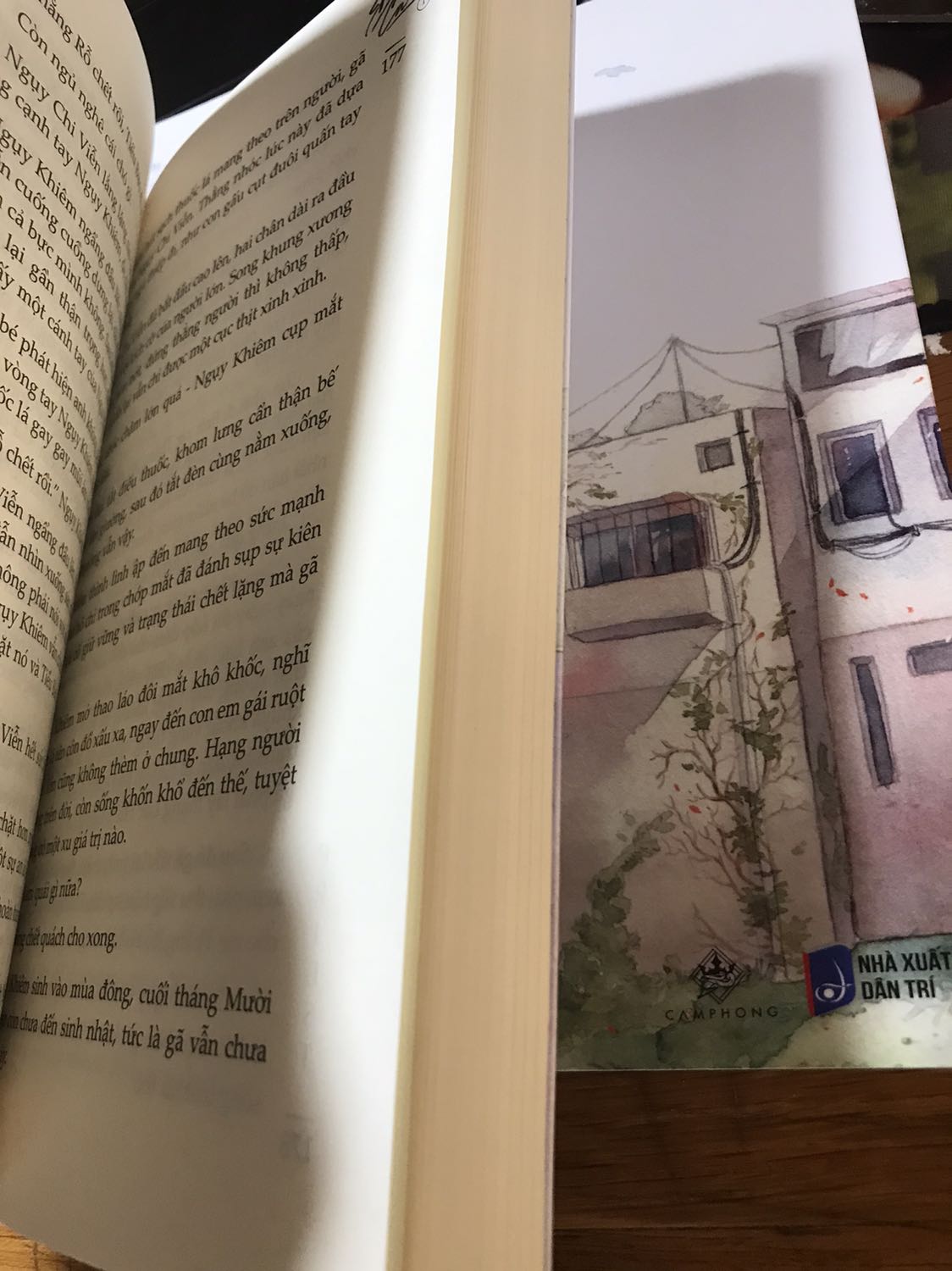 Sách đẹp lắm, có 2 thẻ đánh dấu tặng kèm mỗi cuốn nữa, mình thấy giá sale 18x.000 là quá ổn áp cho hai cuốn. 
Nội dung hay xỉu, đọc online rồi mà ghiền nên phải mua sách sưu tầm luôn 🥳🥳🥳