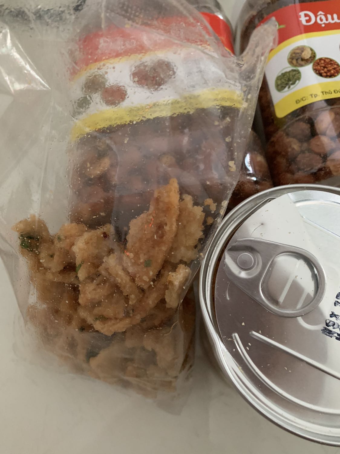 Gà hơi mặn, ươm dầu, shop đóng gói sơ Sài nên hộp chà bông gà bị bung nắp đỏ cả ra thùng giấy