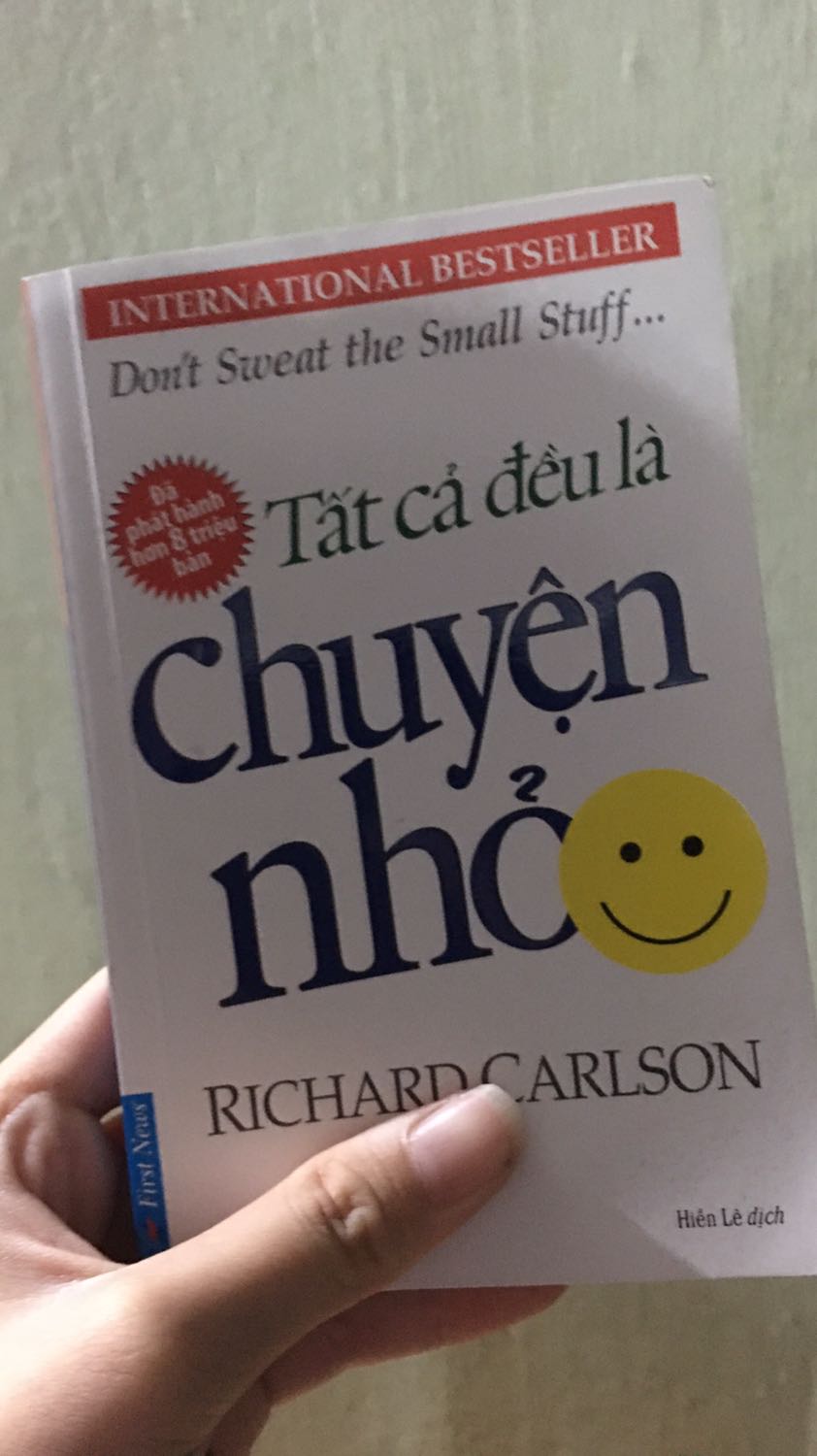 Sách nhỏ dễ mang theo bên mình nhưng đó cũng là một khuyết điểm , mình không thích chất liệu giấy lắm , cuốn này chỉ dẫn mình trong nhiều điều của cuộc sống , nếu được quay về quá khứ mình vẫn sẽ mua nó !