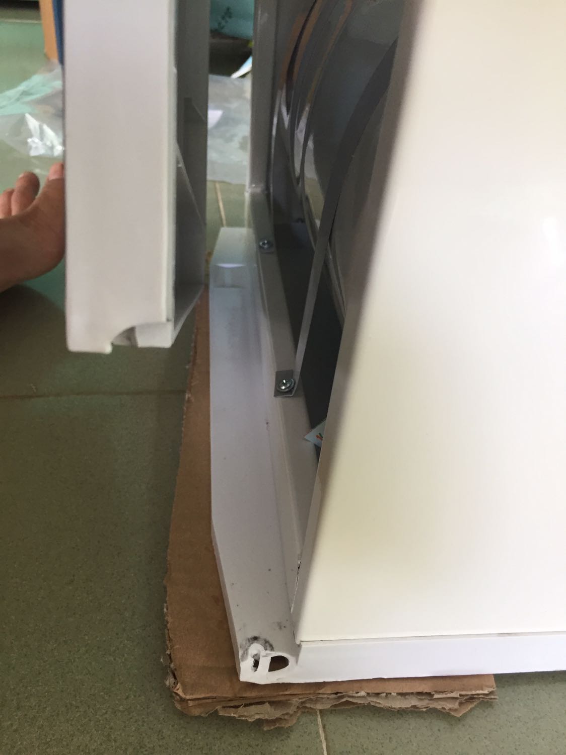 Giao hang sao .Hàng móp vỏ. Bể để chân để kg vững . Cánh cửa ra gãy 2 bản lề. Đóng mở kg đc luôn