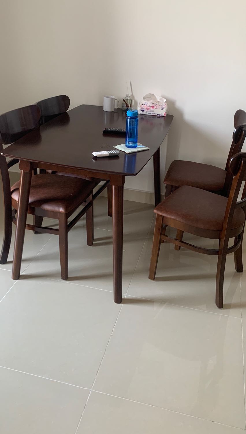 Sản phẩm giống với quảng cáo, mùi sơn (giống như mùi xăng vậy) nồng nặc, khó chịu qua nay chưa hết, có 1 số vết trầy tróc gì đó không biết lý do là gì