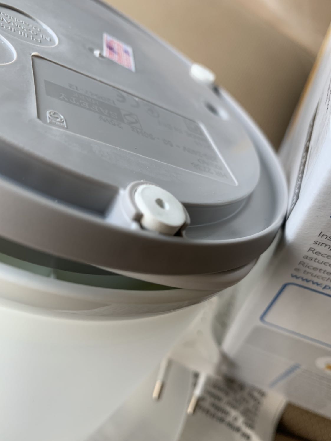 Sản phẩm chất lượng kém, không có bao bọc  gì hết. 3 cái đệm cao su không đều nhau không chắc chắn gì cả. Tìm không thấy nơi sản xuất. Tôi muốn trả lại hoặc đổi sản phẩm khác.