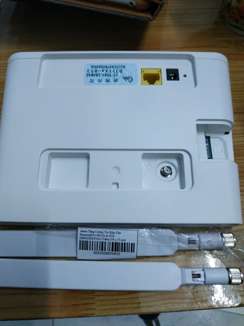 Sản phẩm khá ổn, phát thì chưa *** hết được.
Có 1 lỗi là giới thiệu để có 2 đầu cắm angten mà thực ra chỉ có 1 lỗ cắm thôi, chắc là nhầm với B310 rồi
Nên mình mua 2 cây angten rời ở ngoài thì dư bố nó 1 cây.