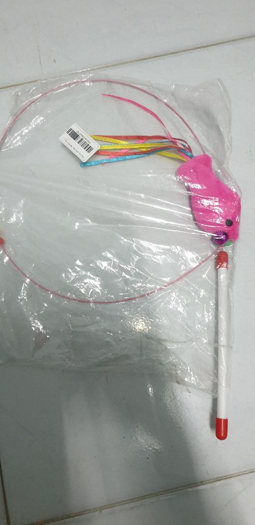 Hình để mấy cái lông vũ mà nhận hàng thành con cá. Mèo nhà mình chơi vài ngày là chán, chơi không hăng hái như cần câu gắn lông vũ. Đọc kỹ lại mới thấy mô tả chi tiết sản phẩm có thòng thêm câu: "đồ chơi cho mèo với chú cá giả, chuột giả hoặc lông vũ"... mọi người mua hàng cẩn thận đừng bị hố giống mình.