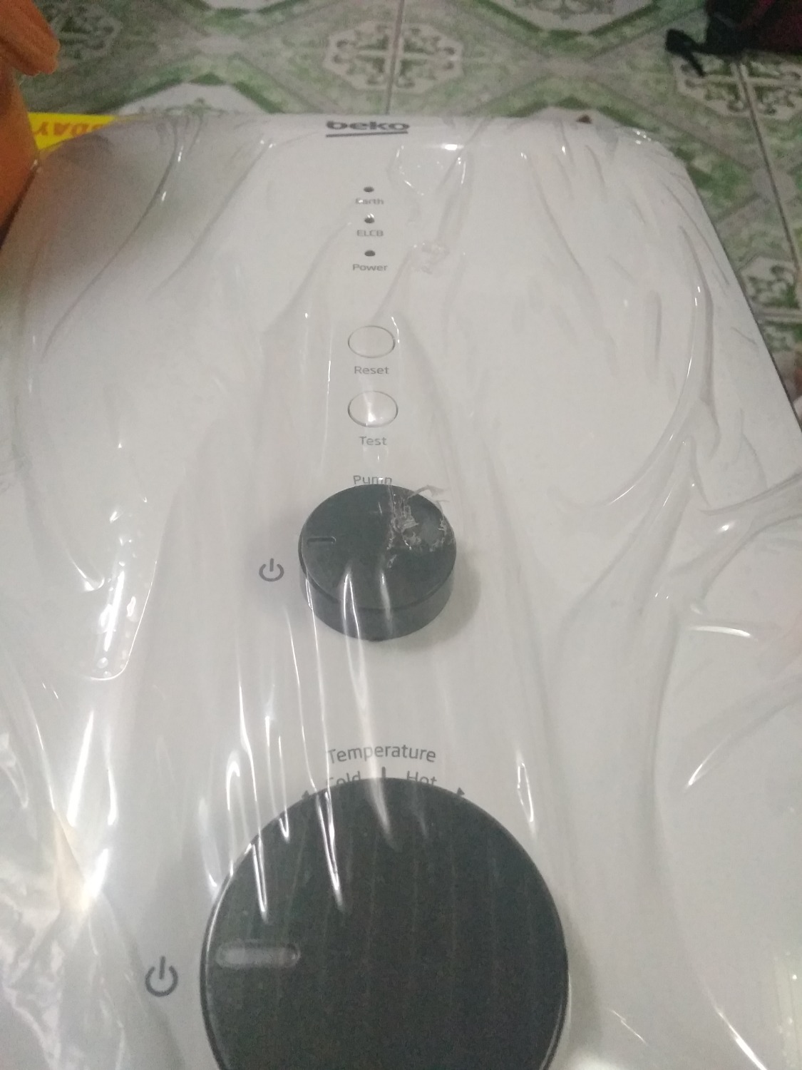 Tôi không biết bên Tiki kiểm tra đơn hàng 658531458 kiểu gì mà để sản phẩm bên trong trầy xước trong khi bên ngoài bao gói rất cẩn thận. Đặt hàng từ ngày 9/9 đến ngày 11/9 nhận được hàng tưởng ngon lành, ai ngờ phải đóng gói gửi lại vì sp bị lỗi đến hôm nay 16/9 vẫn phải chờ đợi mặc dừ đã thanh toán tiền hết cho Tiki. Tôi ko hiểu tại sao các bạn không kiểm tra kỷ sp trước khi đóng gói để bây giờ lại giao cho đơn vị hậu mãi Tiki kiểm tra tình trạng sp rồi mới hối âm cho KH, các bạn là Tiki trading chứ có phải đơn vị cung cấp khác đâu, trách nhiệm kiểu gì vây.