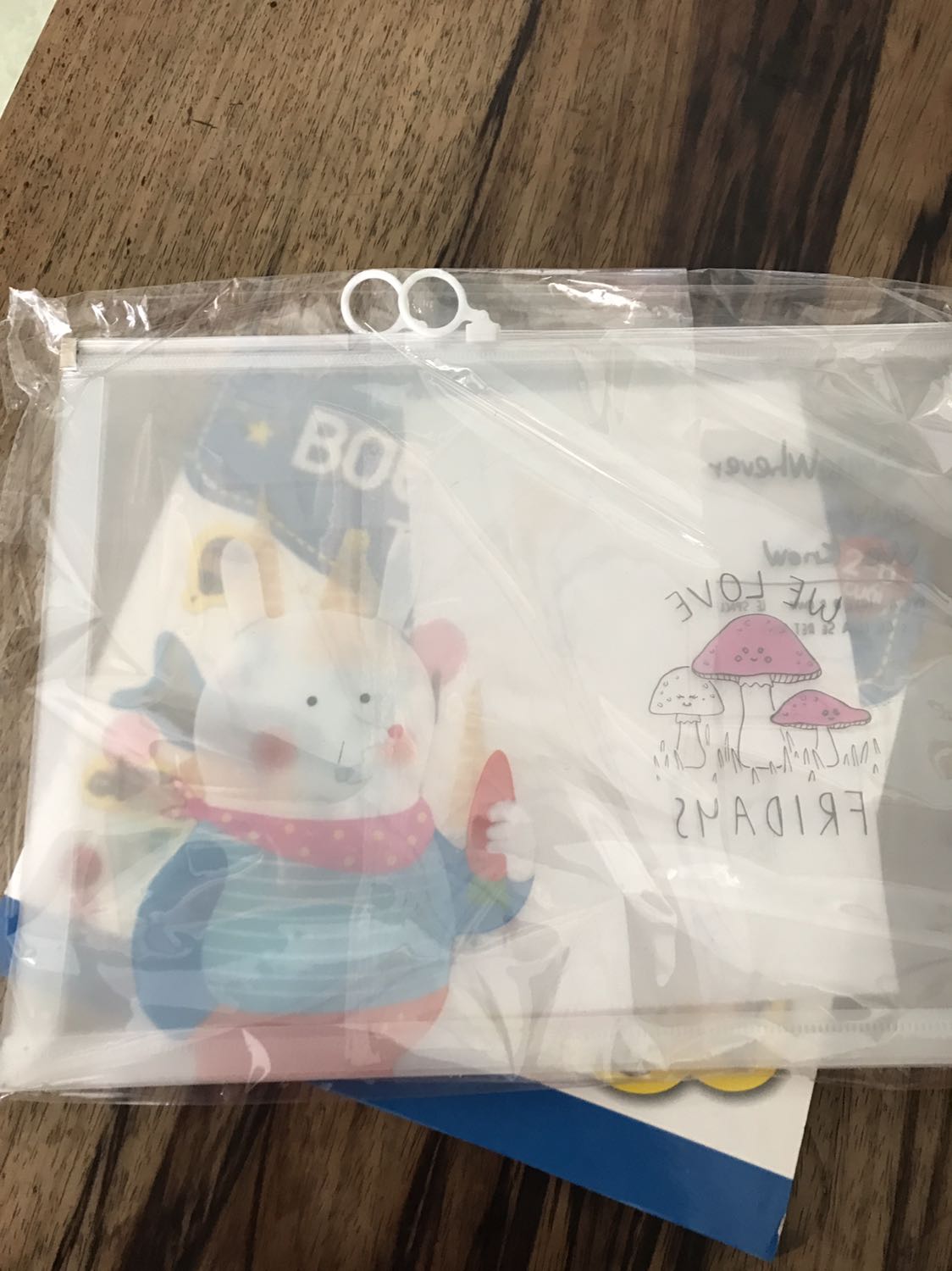 Mình rất thích, túi bằng nhựa in hình dễ thương vui nhộn, khoá zip lại dễ sử dụng, vote 5 sao