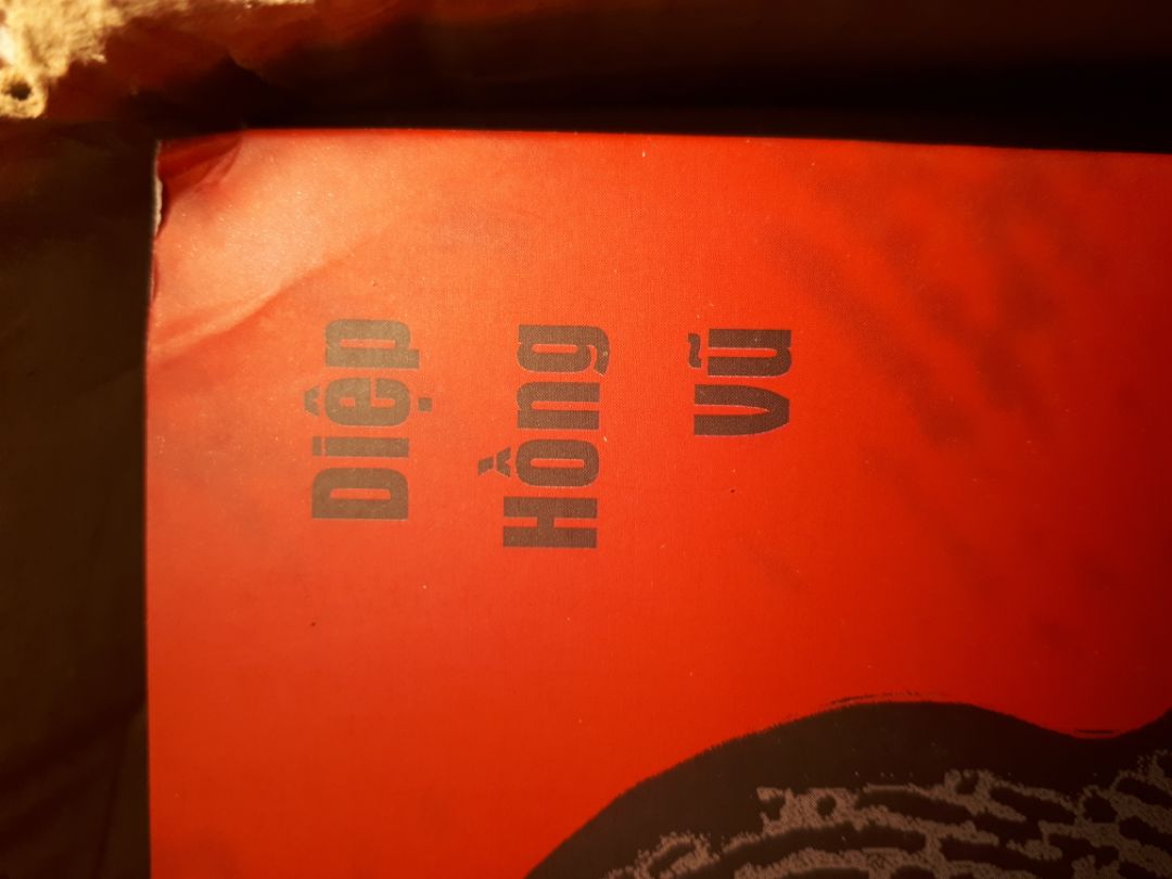 Tiki ko thể đóng gói cái hộp chắc hơn đc ạ. Hôm đấy mưa hộp gần như rách hết r. Mở ra nhìn mấy quyển sách mà em buốt hết cả ruột.  Sách bị gãy 1 goac kìa. Ở dưới còn hơi hơi bị lật nx. Nhưng đc cái giao hàng nhanh. Nói chung là cong, gãy sách là em đã ko thích r. Mua sách ở Tiki chưa bao h bị gãy lun sao lần này gãy r.
