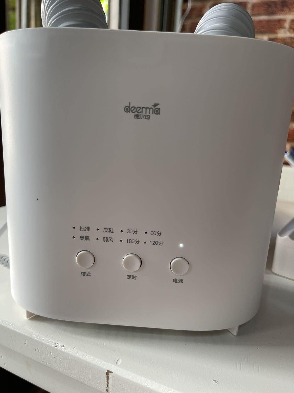 Nói là máy sấy khử mùi Xiaomi nhưng tìm k thấy chỗ nào có logo hay tên Xiaomi. Nên thấy hơn ngại.