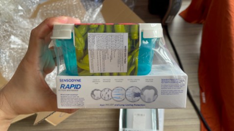 - Hàng đóng trong hộp giấy có bọc chống sốc cẩn thận, giao nhanh, đúng và đủ số lượng.
- Kem đánh răng có hạn sử dụng đến 29/07/2025 và sản xuất tại Thái Lan; 
- Giá mua 31/03/2024: 195/2 Hộp
- Nhân viên giao nhận tiki lịch sự.