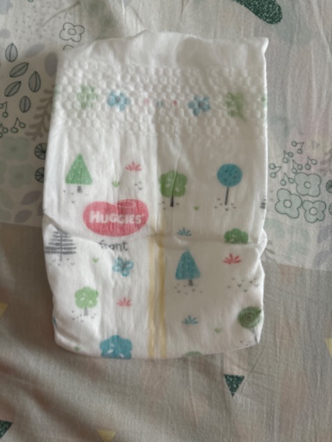 nếu so với loại skin perfect thì mỏng nhẹ hơn nhiều, thấm hút tốt hơn chứa dc nhiều nước hơn, bề rộng tã rộng hơn, ôm mông bé hơn nên hạn chế việc bị rỉ nước ra ngoài. m thấy sau khi bé tè bỉm k hề bị co lại, k thay đổi hình dạng, loại skin perfect thì thấy bề ngang bị co lại, bê dày lồi lên nhiều. Ngoài ra sau khi bé tè sờ mặt bỉm rất khô ráo như k có gì. Nói chung dùng thích hơn hẳn. Nên mua loại này cho bé ạ.