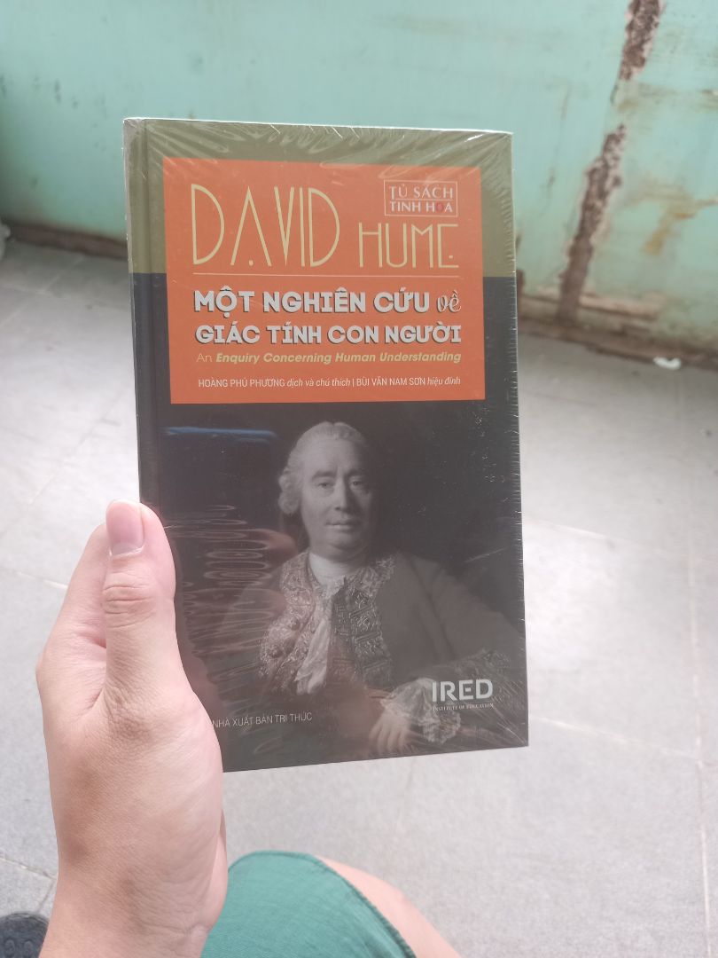 Sách giao nhanh. Mình rất hài lòng, bìa cứng đẹp. 

Nội dung rất ổn hướng chúng ta đến vuêcj suy luận đơn giản để  nhận được lợi ích thiết thực từ triết học thay vì những từ ngữ cao siêu, những lập luận khó nhằn khi đến với người đọc.