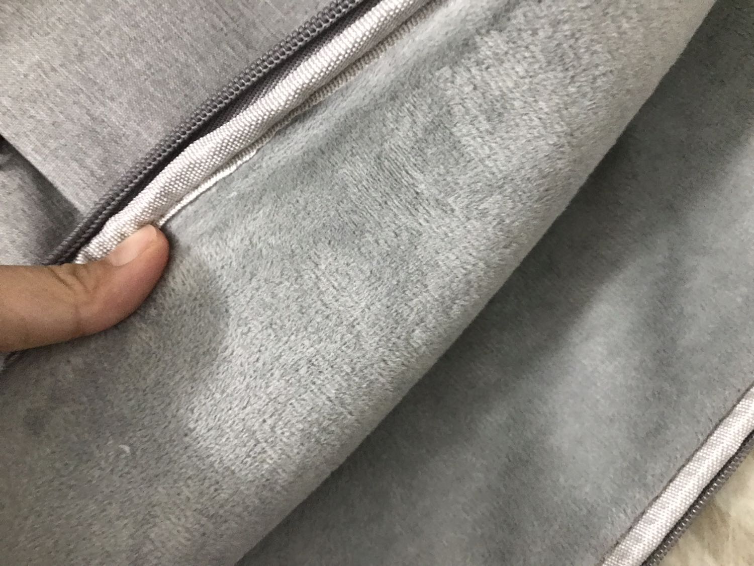 Tiki giao hàng nhanh, shipper thân thiện. Túi vải khá đẹp, màu đẹp. Tuy nhiên có vẻ hơi chật khi bỏ macbook pro 13.3” vào. Sau khi cho mac vào rồi thì rất khó khăn mới có thể nhét ipad vào ngăn phụ. Ngăn chính thì lông dày, êm. Tuy nhiên ngăn phụ lại không có lông nên không bảo vệ tốt cho ipad được. Ngoài ra, trên tiki để sản phẩm của VN nhưng bao bì lại là “made in China”