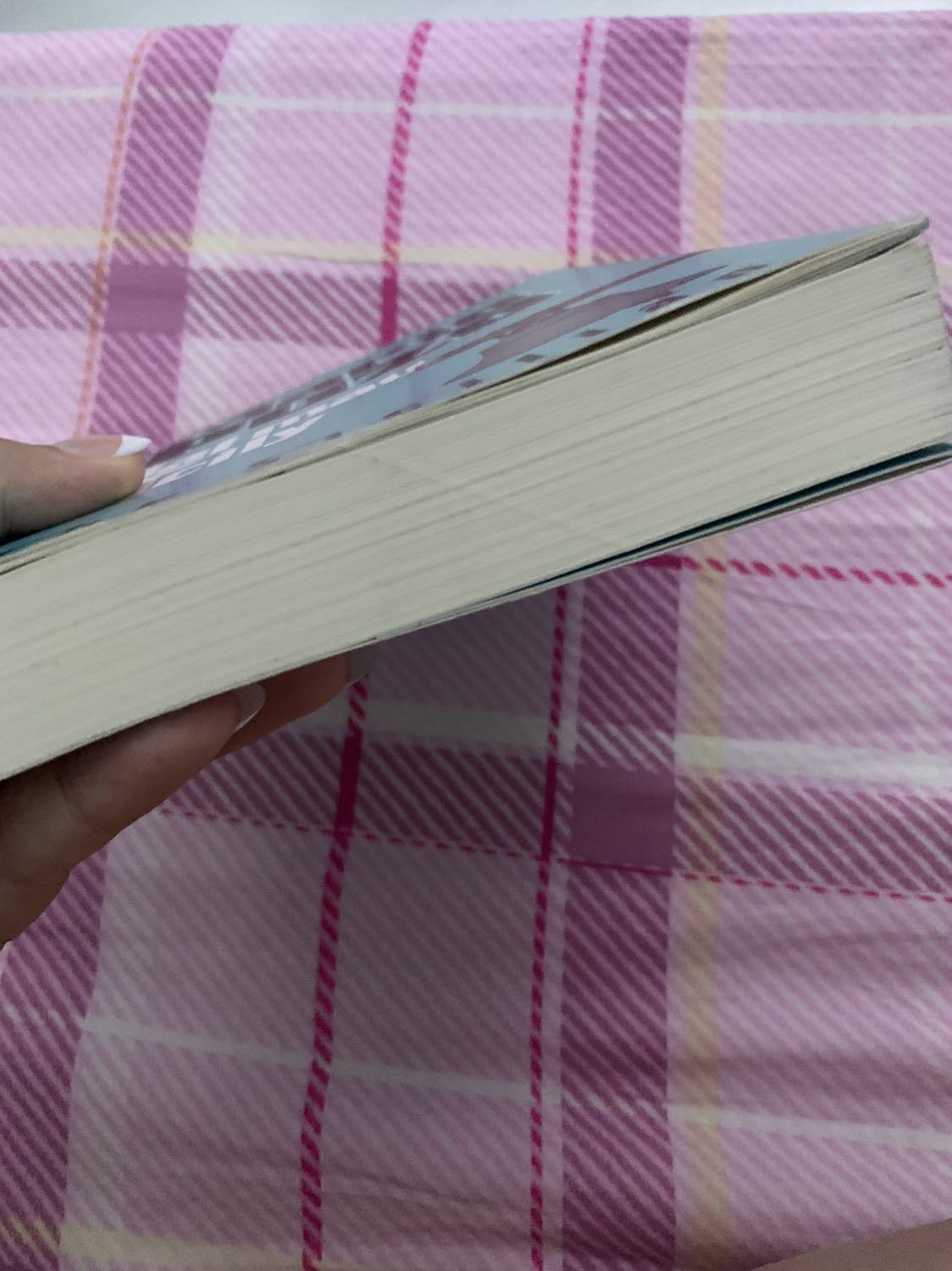 Bạn nên đọc để thấy ngây ngất trước vẻ đẹp của mảnh đất bên bờ Địa Trung Hải, choáng ngợp trước tình cảm của những con người khổ đau nhưng vẫn gắn bó với mảnh đất quê hương, để rồi ám ảnh trước cách họ “phải” đối mặt với cuộc sống nhiều lọc ***, dối trá, mà, trớ trêu thay, chính mỗi người trong họ lại góp phần rất nhiều vào bản chất gian trá ấy.