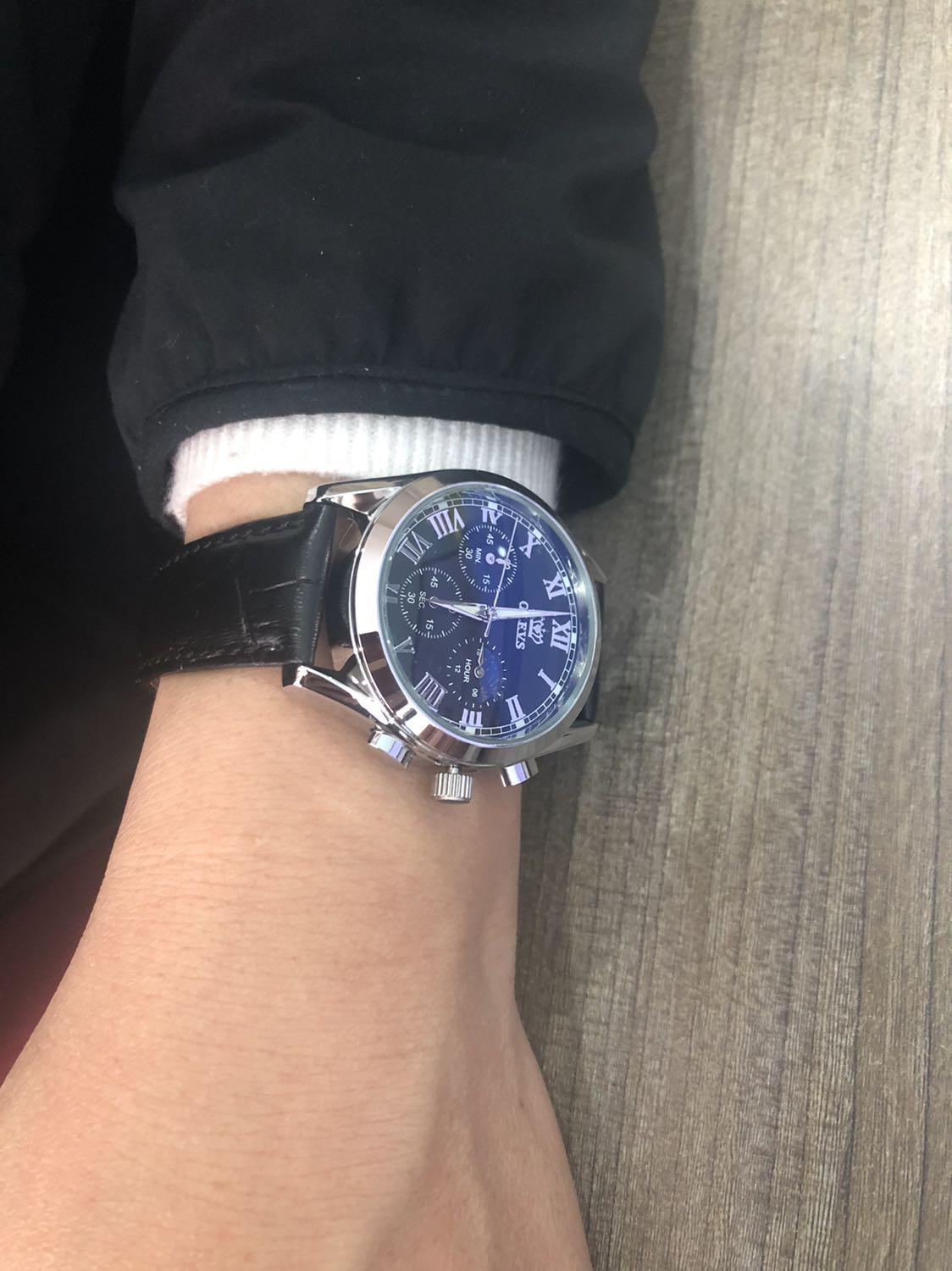 Đầu năm dc lì xì xịn xò ,mặt đồng hồ thiết kế khá lạ, độc đáo,đeo thoải mái không bị vướng như nhiều loại dây khác, đầy đủ tem mác sách hướng dẫn chính hãng. Nói chung k chê đc điểm gì với giá tiền này. Bảo hành hẳn 1 NĂm thì cũng rất yên tâm. Ok ok ok ok ok ok ok