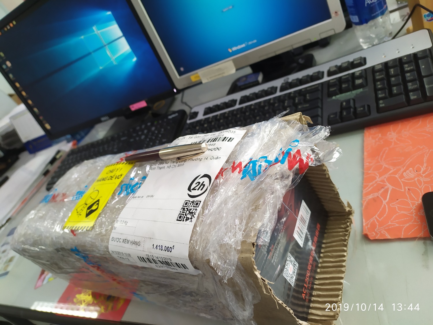 Mua hàng trên tiki nhiều lần nhưng đây là lần giao hàng nhanh nhất làm cho mình rẩt bất ngờ đến nổi ngạc nhiên của mình. Order lúc 12:04' ngày 14Oct2019 đến 13:40' cùng ngày đã nhận được hàng. Lúc 13:55' hình chụp trên trang tiki.vn vẫn còn thể hiện đơn hàng đang trên đường vận chuyển mới ghê chứ !
Hàng hóa đóng gói đầy đủ 3 cục, trông khá cẩn thận. 
Ngay sau khi lắp đặt đã cho kết quả hơn cả mong đợi. Về lâu dài thì chưa biết độ bền và chất lượng có xuống cấp hay không