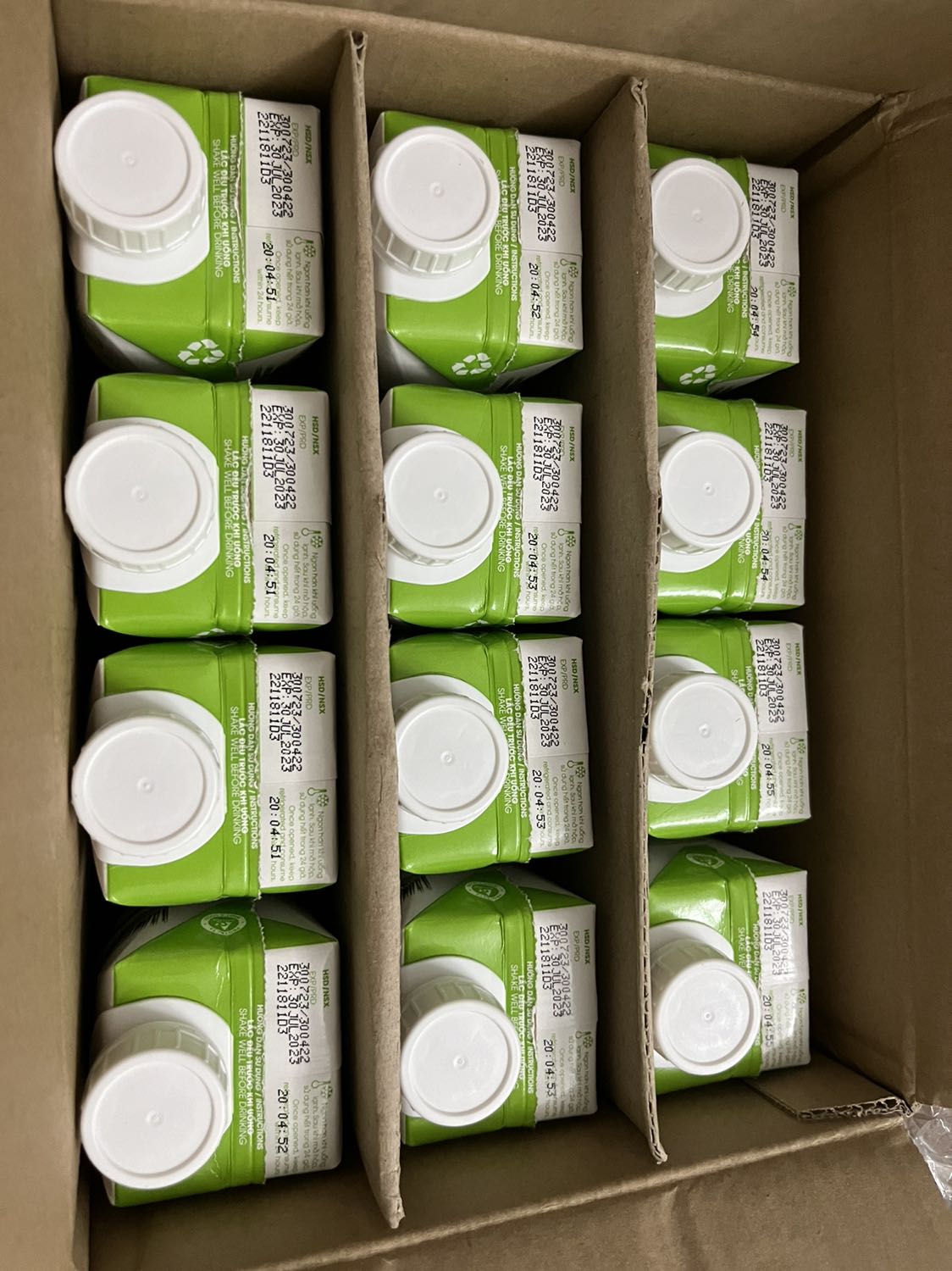 Giao hàng nhanh date xa, vận chuyển đến mình là hộp còn y nguyên không móp không méo luôn á. Nước dừa ngon, nên mua nha mọi người.