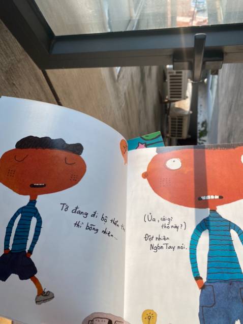 con mình khen quyển này có cách vẽ và câu chuyện lạ, độc đáo nên con thích lắm, mang đi đọc với các bạn ở lớp