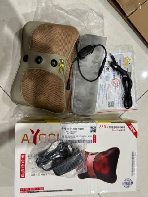 Mình xài vài tháng rồi thấy khá ngon nên mới đánh giá. 
Máy chạy mạnh, êm, xoa bóp rất đã, bảo hành 5 năm lận.
Hình như Shop ngoài Bắc thì phải nhưng giấy bảo hành có chi nhánh trong Nam nên hư thì cũng có thể mang đi bảo hành.
Giao hàng nhanh chóng.
Điểm trừ là chỉ may phần da (ở giữa có mấy nút màu đen) rất dễ rách da sau một thời gian ngắn  sử dụng (Hình chụp lúc đó mới mua chứ không phải đã dùng 1 thời gian).
Nên che khăn lại dùng cho bền hơn đôi chút.